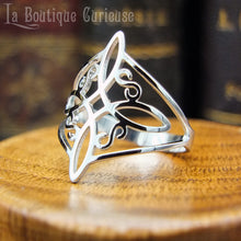 Laden Sie das Bild in den Galerie-Viewer, Bague protection noeud de sorcière acier, connexion aux énergies, soin énergétique, féminin sacré, bijou witchy witchcore. Bague femme sans allergie croix de sorcière. Bijouterie gothique ésotérique Toulouse France