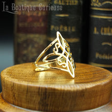 Laden Sie das Bild in den Galerie-Viewer, Bague protection noeud de sorcière acier, connexion aux énergies, soin énergétique, féminin sacré, bijou witchy witchcore. Bague femme sans allergie croix de sorcière. Bijouterie gothique ésotérique Toulouse France
