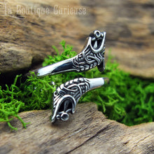 Load image into Gallery viewer, Bague homme et femme style viking loups d'Odin Geri et Freki, symbole de loyauté et de courage. Bague en acier inoxydable ajustable sans allergies hypoallergénique. Bague fine style médiéval Toulouse France