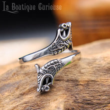 Load image into Gallery viewer, Bague homme et femme style viking loups d'Odin Geri et Freki, symbole de loyauté et de courage. Bague en acier inoxydable ajustable sans allergies hypoallergénique. Bague fine style médiéval Toulouse France