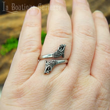 Load image into Gallery viewer, Bague homme et femme style viking loups d'Odin Geri et Freki, symbole de loyauté et de courage. Bague en acier inoxydable ajustable sans allergies hypoallergénique. Bague fine style médiéval Toulouse France