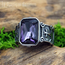 Laden Sie das Bild in den Galerie-Viewer, Chevalière acier pierre style améthyste gothique templier avec croix latine gravée. Bague rectangulaire gothique homme et femme pierre violette taillée spiritualité, générosité, force, droiture.