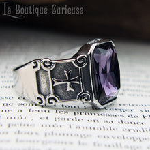 Laden Sie das Bild in den Galerie-Viewer, Chevalière acier pierre style améthyste gothique templier avec croix latine gravée. Bague rectangulaire gothique homme et femme pierre violette taillée spiritualité, générosité, force, droiture.