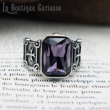 Laden Sie das Bild in den Galerie-Viewer, Chevalière acier pierre style améthyste gothique templier avec croix latine gravée. Bague rectangulaire gothique homme et femme pierre violette taillée spiritualité, générosité, force, droiture.