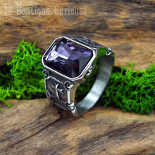 Laden Sie das Bild in den Galerie-Viewer, Chevalière acier pierre style améthyste gothique templier avec croix latine gravée. Bague rectangulaire gothique homme et femme pierre violette taillée spiritualité, générosité, force, droiture.
