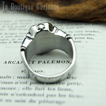 Laden Sie das Bild in den Galerie-Viewer, Chevalière acier pierre style améthyste gothique templier avec croix latine gravée. Bague rectangulaire gothique homme et femme pierre violette taillée spiritualité, générosité, force, droiture.