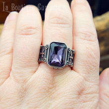 Laden Sie das Bild in den Galerie-Viewer, Chevalière acier pierre style améthyste gothique templier avec croix latine gravée. Bague rectangulaire gothique homme et femme pierre violette taillée spiritualité, générosité, force, droiture.