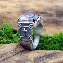 Laden Sie das Bild in den Galerie-Viewer, Chevalière acier pierre style améthyste gothique templier avec croix latine gravée. Bague rectangulaire gothique homme et femme pierre violette taillée spiritualité, générosité, force, droiture.