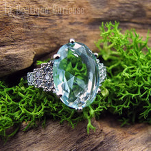 Load image into Gallery viewer, Bague style art déco femme pas chère plaquée argent et imitation aigue marine et diamants. Bague retro années folles 1920 femme petite taille.