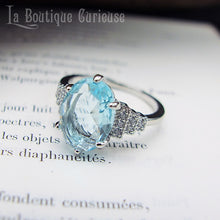 Load image into Gallery viewer, Bague style art déco femme pas chère plaquée argent et imitation aigue marine et diamants. Bague retro années folles 1920 femme petite taille.