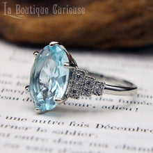 Load image into Gallery viewer, Bague style art déco femme pas chère plaquée argent et imitation aigue marine et diamants. Bague retro années folles 1920 femme petite taille.
