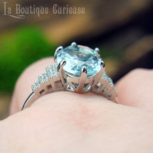Load image into Gallery viewer, Bague style art déco femme pas chère plaquée argent et imitation aigue marine et diamants. Bague retro années folles 1920 femme petite taille.