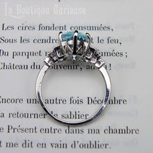 Load image into Gallery viewer, Bague style art déco femme pas chère plaquée argent et imitation aigue marine et diamants. Bague retro années folles 1920 femme petite taille.