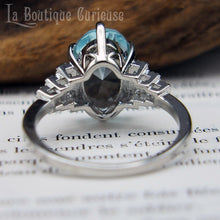 Load image into Gallery viewer, Bague style art déco femme pas chère plaquée argent et imitation aigue marine et diamants. Bague retro années folles 1920 femme petite taille.
