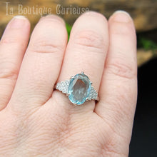 Load image into Gallery viewer, Bague style art déco femme pas chère plaquée argent et imitation aigue marine et diamants. Bague retro années folles 1920 femme petite taille.