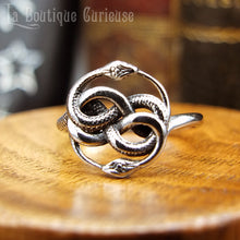 Laden Sie das Bild in den Galerie-Viewer, Bague acier Auryn L'Histoire sans fin pour cinéphiles passionnés de cinéma serpent enlacés Ouroboros infini style gothique