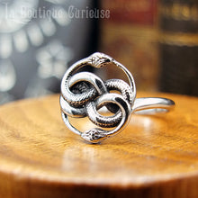 Laden Sie das Bild in den Galerie-Viewer, Bague acier Auryn L'Histoire sans fin pour cinéphiles passionnés de cinéma serpent enlacés Ouroboros infini style gothique