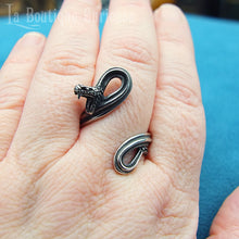 Charger l'image dans la galerie, Bague gothique en acier serpent à sonnette ou crotale en position d'attaque. Bague unisexe homme ou femme acier inoxydable hypoallergénique sans allergies. Bijoux gothiques Toulouse.