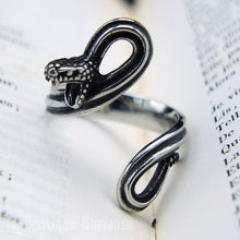 Charger l'image dans la galerie, Bague gothique en acier serpent à sonnette ou crotale en position d'attaque. Bague unisexe homme ou femme acier inoxydable hypoallergénique sans allergies. Bijoux gothiques Toulouse.