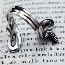 Charger l'image dans la galerie, Bague gothique en acier serpent à sonnette ou crotale en position d'attaque. Bague unisexe homme ou femme acier inoxydable hypoallergénique sans allergies. Bijoux gothiques Toulouse.