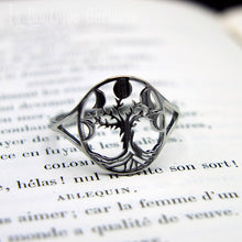 Load image into Gallery viewer, Bague acier argent arbre de vie et phases de la lune, symbole famille et féminité. Bague sorcière wicca féminin sacré. Bague wicca sorcière protection femme et foyer, famille. Bijoux ésotériques Toulouse