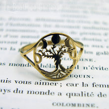 Load image into Gallery viewer, Bague acier or arbre de vie et phases de la lune, symbole famille et féminité. Bague sorcière wicca féminin sacré. Bague wicca sorcière protection femme et foyer, famille. Bijoux ésotériques Toulouse
