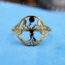 Load image into Gallery viewer, Bague acier or arbre de vie et phases de la lune, symbole famille et féminité. Bague sorcière wicca féminin sacré. Bague femme petite taille. Wicca sorcière protection femme et foyer, famille. Bijoux ésotériques Toulouse