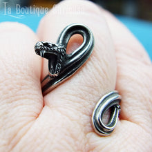 Charger l'image dans la galerie, Bague gothique en acier serpent à sonnette ou crotale en position d'attaque. Bague unisexe homme ou femme acier inoxydable hypoallergénique sans allergies. Bijoux gothiques Toulouse.