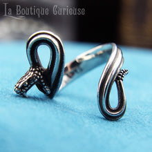 Charger l'image dans la galerie, Bague gothique en acier serpent à sonnette ou crotale en position d'attaque. Bague unisexe homme ou femme acier inoxydable hypoallergénique sans allergies. Bijoux gothiques Toulouse.