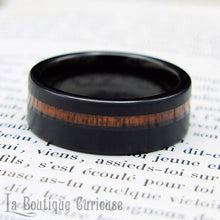 Load image into Gallery viewer, Bague anneau alliance noir mat bois d'acacia et carbure de tungstène. Durable, inoxydable, hypoallergénique. Bague homme très grande taille. Pureté, immortalité et protection contre les énergies négatives. Anneau gothique noir et bois.