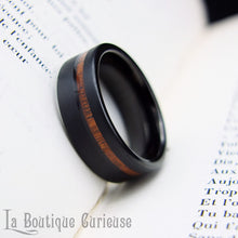 Load image into Gallery viewer, Bague anneau alliance noir mat bois d'acacia et carbure de tungstène. Durable, inoxydable, hypoallergénique. Bague homme très grande taille. Pureté, immortalité et protection contre les énergies négatives. Anneau gothique noir et bois.