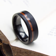 Load image into Gallery viewer, Bague anneau alliance noir mat bois d'acacia et carbure de tungstène. Durable, inoxydable, hypoallergénique. Bague homme très grande taille. Pureté, immortalité et protection contre les énergies négatives. Anneau gothique noir et bois.