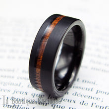 Load image into Gallery viewer, Bague anneau alliance noir mat bois d'acacia et carbure de tungstène. Durable, inoxydable, hypoallergénique. Bague homme très grande taille. Pureté, immortalité et protection contre les énergies négatives. Anneau gothique noir et bois.