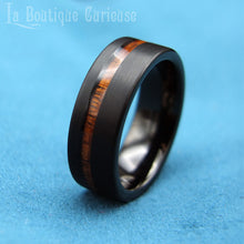 Load image into Gallery viewer, Bague anneau alliance noir mat bois d'acacia et carbure de tungstène. Durable, inoxydable, hypoallergénique. Bague homme très grande taille. Pureté, immortalité et protection contre les énergies négatives. Anneau gothique noir et bois.
