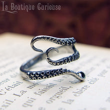 Laden Sie das Bild in den Galerie-Viewer, Bague tentacules en acier, esprit de Cthulhu, référence à la mythologie de HP Lovecraft