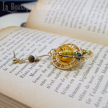 Laden Sie das Bild in den Galerie-Viewer, Boucles d'oreilles style steampunk cadran inspirées des astrolabes anciens instruments de navigation. Boucles d'oreilles légères verre soufflé oeil de tigre et aventurine. Bijoux steampunk Toulouse France