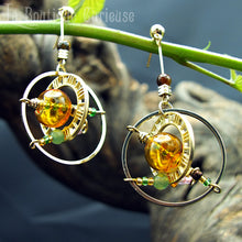 Laden Sie das Bild in den Galerie-Viewer, Boucles d'oreilles style steampunk inspirées des astrolabes anciens instruments de navigation. Boucles d'oreilles légères verre soufflé oeil de tigre et aventurine. Bijoux steampunk Toulouse France