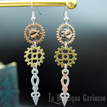 Laden Sie das Bild in den Galerie-Viewer, Boucles d'oreilles pendantes steampunk légères rouages et aiguille couleur argent et bronze. Sans nickel, sans allergie. Bijoux steampunk victoriens retro vintage Toulouse France.