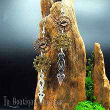 Laden Sie das Bild in den Galerie-Viewer, Boucles d'oreilles pendantes steampunk légères rouages et aiguille couleur argent et bronze. Sans nickel, sans allergie. Bijoux steampunk victoriens retro vintage Toulouse France.