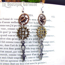 Laden Sie das Bild in den Galerie-Viewer, Boucles d'oreilles pendantes steampunk légères rouages et aiguille couleur argent et bronze. Sans nickel, sans allergie. Bijoux steampunk victoriens retro vintage Toulouse France.
