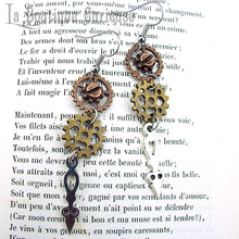 Laden Sie das Bild in den Galerie-Viewer, Boucles d'oreilles pendantes steampunk légères rouages et aiguille couleur argent et bronze. Sans nickel, sans allergie. Bijoux steampunk victoriens retro vintage Toulouse France.