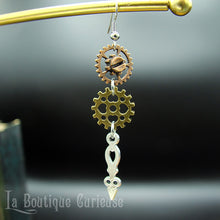 Laden Sie das Bild in den Galerie-Viewer, Boucles d'oreilles pendantes steampunk légères rouages et aiguille couleur argent et bronze. Sans nickel, sans allergie. Bijoux steampunk victoriens retro vintage Toulouse France.