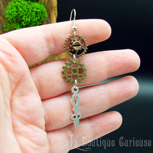 Laden Sie das Bild in den Galerie-Viewer, Boucles d'oreilles pendantes steampunk légères rouages et aiguille couleur argent et bronze. Sans nickel, sans allergie. Bijoux steampunk victoriens retro vintage Toulouse France.