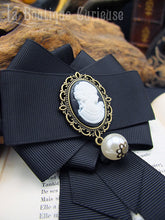 Load image into Gallery viewer, Broche camée style gothique victorien