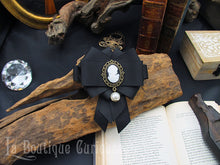 Load image into Gallery viewer, Broche camée style gothique victorien