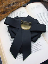 Load image into Gallery viewer, Broche camée style gothique victorien
