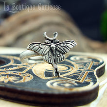 Load image into Gallery viewer, Bague ajustable papillon lune Actias Luna