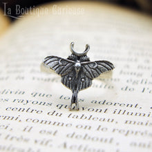 Load image into Gallery viewer, Bague ajustable papillon lune Actias Luna