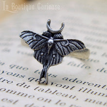 Load image into Gallery viewer, Bague ajustable papillon lune Actias Luna