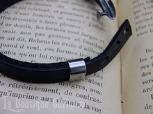 Charger l'image dans la galerie, Bracelet ajustable crâne de corbeau cuir et acier